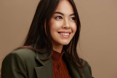 Esmer ceketli, saç stili zarif, yaşam tarzı yakın plan.