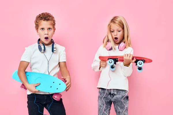 Bambini divertenti stanno giocando insieme stile di vita attivo infanzia — Foto Stock