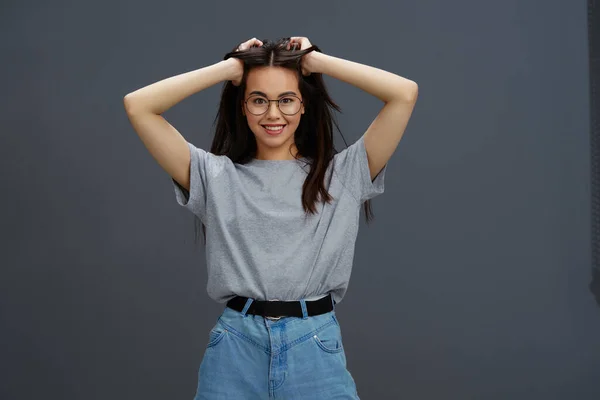 Hezká žena v tričku brýle Mládež styl zábava izolované pozadí — Stock fotografie