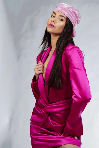 美しい女性明るいメイクピンクミニドレス現代的なスタイルのスタジオモデル — ストック写真