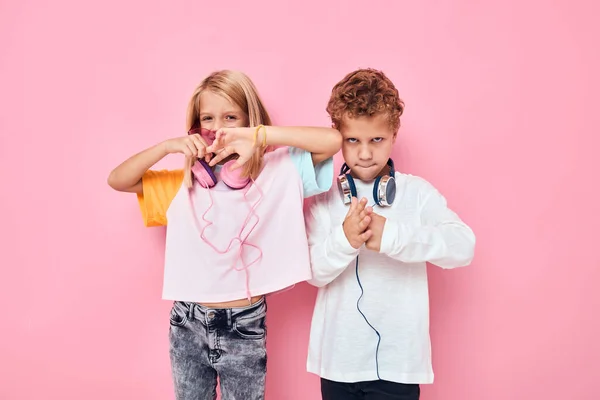 Roztomilý úsměv děti stylové oblečení sluchátka zábava Poslouchání hudby — Stock fotografie