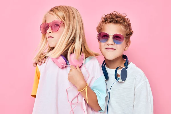 Смішний маленький хлопчик і дівчинка розважальні навушники грають випадкові діти мода — стокове фото