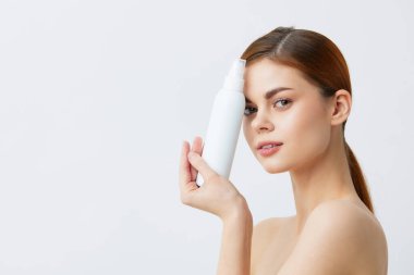 Çıplak omuzlu portre kadın cilt bakım losyonu yakın çekim yaşam tarzı