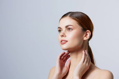 Portre kadın çıplak omuzlar saf cilt cazibesi izole arka plan