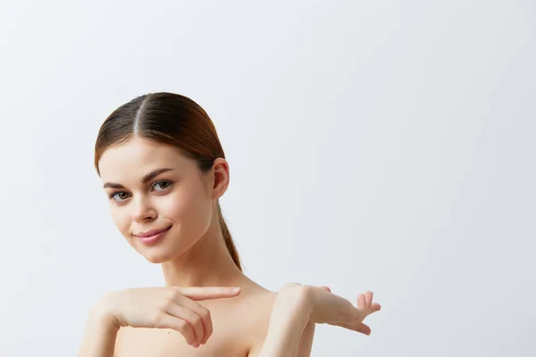 Молодая женщина голые плечи чистой кожи гламур крупным планом образ жизни — стоковое фото