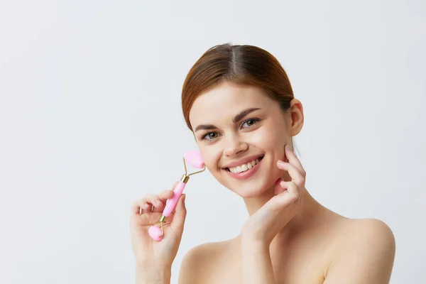 Frau Massage Roller Anti-Aging Gesichtsbehandlung Licht Hintergrund — Stockfoto