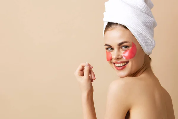 Vacker kvinna rosa fläckar ren hud leende poserar närbild livsstil — Stockfoto