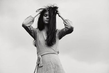 Dramatik giyinmiş güzel bir kadın. Duyguları yaşam tarzını yansıtıyor.