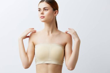 Genç bir kadın arka planda poz veriyor. Yüksek kalite fotoğraf