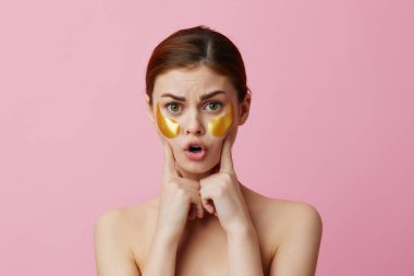 Cilt bakım bantları olan güzel bir kadın. Yüksek kalite fotoğraf