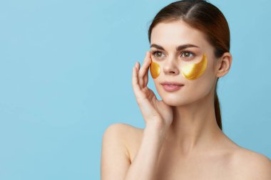 Güzel kadın altın bantları izole edilmiş arka plan. Yüksek kalite fotoğraf