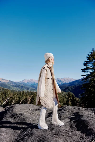 Młoda kobieta stojąca na szczycie górskiego leśnego stylu życia — Zdjęcie stockowe