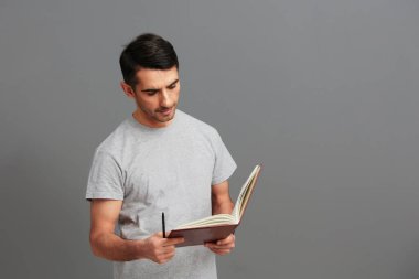 Not defteri eğitimi almış bir adam görüşünü değiştirdi.