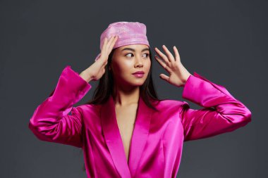 Güzel kadın parlak makyaj pembe mini elbise modern tarz izole arka plan