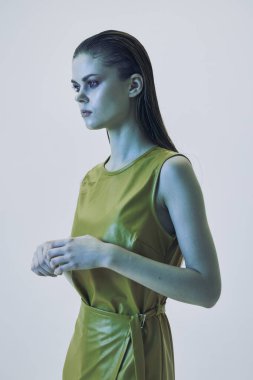 Güzel kadın ıslak saç makyajı izole edilmiş arka plan