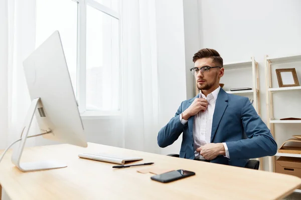 Üzletemberek ül a számítógép munka főnök Gray háttér — Stock Fotó
