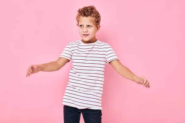 Портрет хлопчика, який позує рукою жест активного способу життя — стокове фото