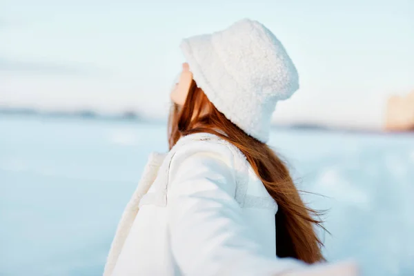 Genç bayan kışlık giysiler kar yürüyüşü soğuk tatil seyahati — Stok fotoğraf