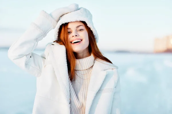 Mooie vrouw winter kleding lopen sneeuw koude vakantie natuur — Stockfoto