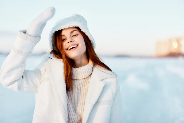 Beyaz önlüklü kadın kış manzaralı temiz hava alıyor. — Stok fotoğraf