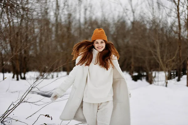 Donna allegra capelli rossi passeggiata nell'aria fresca invernale Stile di vita — Foto Stock