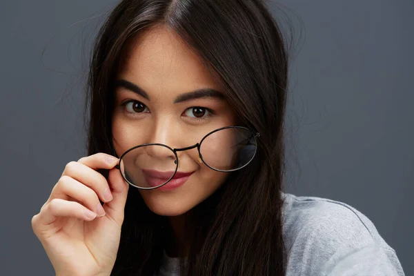 Žena brýle na tvář móda životní styl šedé tričko izolované pozadí — Stock fotografie