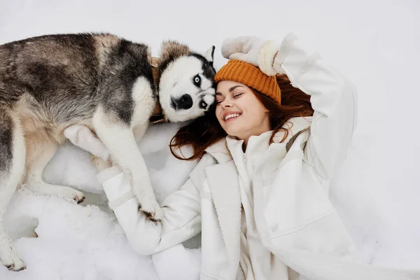 Retrato de uma mulher roupas de inverno andando o cão na neve ar fresco — Fotografia de Stock