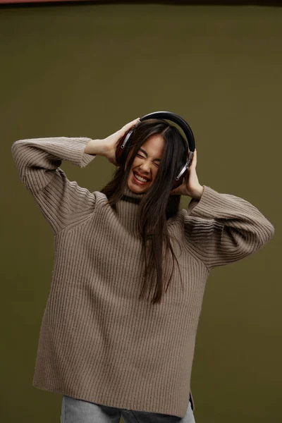 戴耳机听音乐的年轻女性，背景与音乐无关 — 图库照片