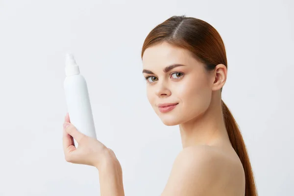 Wanita Cantik Dengan Lotion Tubuh Pada Latar Belakang Cahaya Foto — Stok Foto