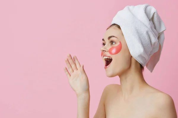 Potret Wanita Dengan Tambalan Merah Muda Wajah Close Lifestyle Foto — Stok Foto