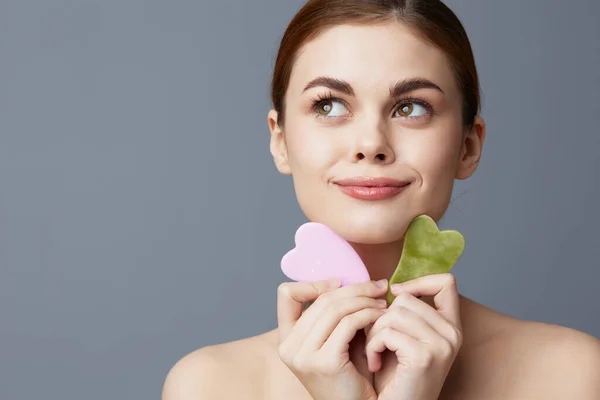 Mujer Con Raspadores Faciales Posando Fondo Aislado Foto Alta Calidad — Foto de Stock