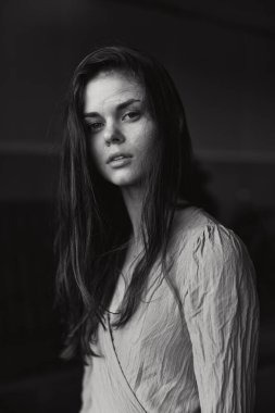 Açık havada poz veren çekici bir kadın şık bir tarzı var.