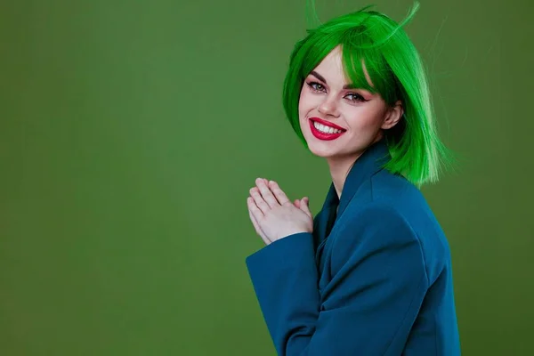Bella Giovane Donna Posa Sfondo Verde Inalterato Foto Alta Qualità — Foto Stock