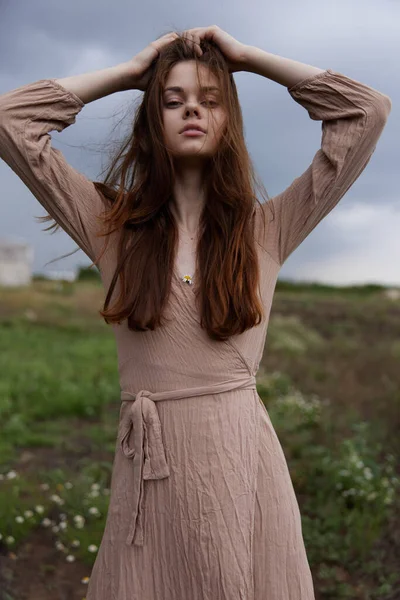 Attraktive Frau im Outdoor-Kleid posiert rote Haare Lifestyle — Stockfoto
