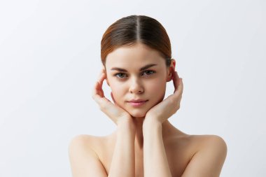 Güzel bir kadın izole edilmiş arka planda poz veriyor. Yüksek kalite fotoğraf