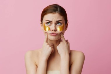 Pembe arka planda altın bantlı bir portre kadın. Yüksek kalite fotoğraf