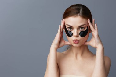 Yüzünde yamalar olan güzel bir kadın temiz cilt sağlığı gençleştirme izole edilmiş bir geçmişi var.