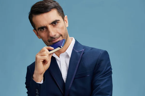 Succesvolle man met een doordachte blik blauw pak notitieblok schrijven emoties business en kantoor concept — Stockfoto