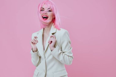 Beyaz ceketli güzel bir bayan. Pembe saçlı. Glamor Kozmetik 'in arka planı değişmemiş.