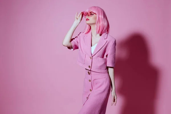 Όμορφη νεαρή γυναίκα gesturing με τα χέρια ροζ σακάκι lifestyle glamor Studio Μοντέλο αμετάβλητη — Φωτογραφία Αρχείου