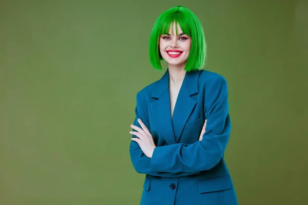 Ritratto di una signora affascinante gesto divertente mani capelli verdi moda colore sfondo inalterato — Foto Stock