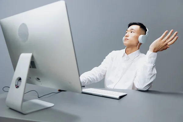 Uomini d'affari di fronte al computer con le cuffie emozioni sfondo isolato — Foto Stock