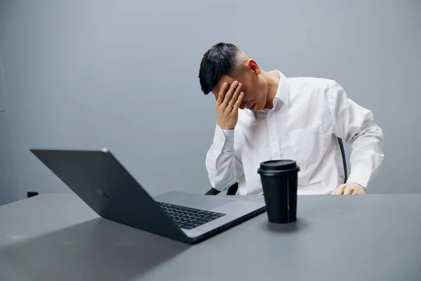 Gerente emoções fadiga laptop trabalho café no executivo desktop — Fotografia de Stock