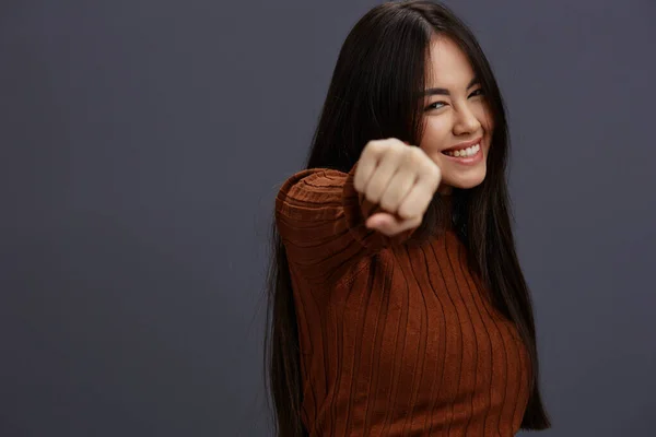 Mladá žena ruka gesta hnědý svetr módní studio model — Stock fotografie