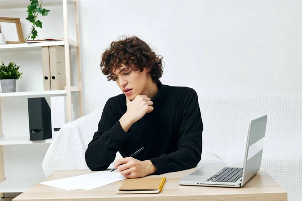 Homme sur un canapé blanc devant un ordinateur portable apprendre la technologie Lifestyle — Photo