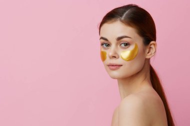 Altın bantlı güzel bir kadın yakın plan hayat tarzı pozu veriyor. Yüksek kalite fotoğraf