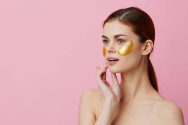 Altın bantlı güzel bir kadın yakın plan hayat tarzı pozu veriyor. Yüksek kalite fotoğraf