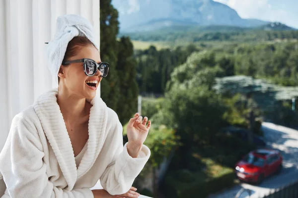 Piękna Kobieta Okularach Przeciwsłonecznych Pozuje Szlafroku Balkonie — Zdjęcie stockowe