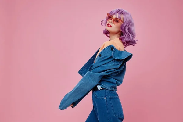 Jovem Mulher Positiva Com Penteado Roxo Sobre Fundo Cor Inalterada — Fotografia de Stock