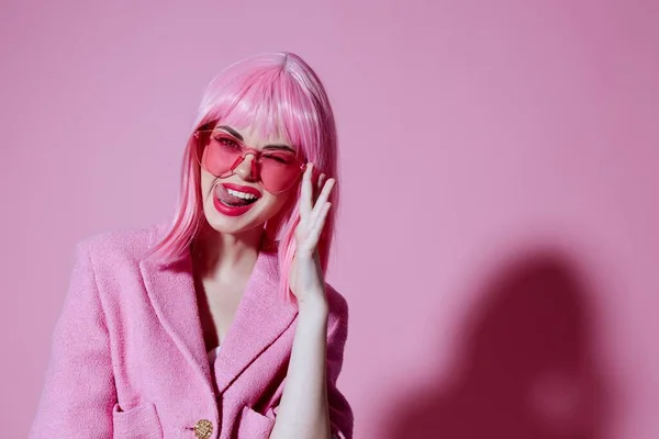 Portré Egy Fiatal Nőről Aki Változatlan Rózsaszín Háttéren Mutatja Nyelvét — Stock Fotó
